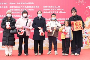 “百米小巷”人潮涌動(dòng)！瑞方人力助力2025年武侯區(qū)春風(fēng)行動(dòng)專場招聘會“開門紅” 第13張