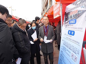 “百米小巷”人潮涌動(dòng)！瑞方人力助力2025年武侯區(qū)春風(fēng)行動(dòng)專場招聘會“開門紅” 第4張