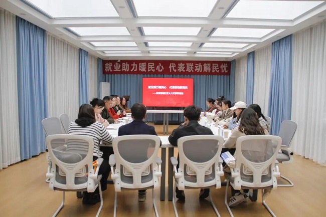 深入一線聽(tīng)民意！成都市人大代表龔曉鷗在火車(chē)南站街道開(kāi)展就業(yè)指導(dǎo)專(zhuān)題分享活動(dòng) 第4張