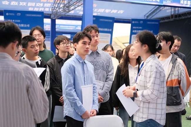 300家名企齊聚！瑞方人力助力吉利學(xué)院供需精準(zhǔn)匹配 第3張