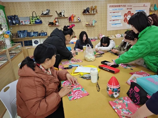 傳承指尖手藝，激活就業(yè)新機(jī)：瑞方人力助力華興街道開展女紅就業(yè)幫扶 第3張