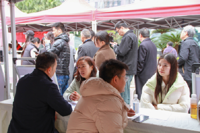 瑞方人力賦能火車南站街道錦官新城社區(qū)，讓“家門口”就業(yè)服務小站更暖心 第2張